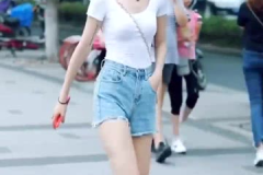 街拍小姐姐笑的时候照片,街拍小姐姐的阳光瞬间