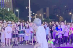 小姐姐在大街唱歌被抢麦,小姐姐街头演唱引热议
